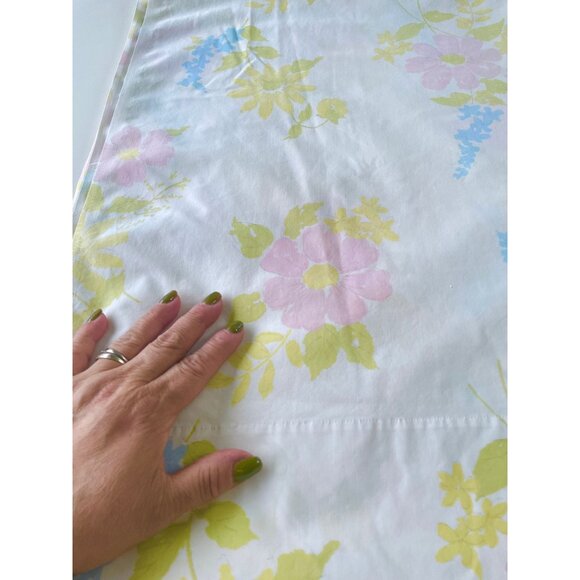 Vintage 1970s flat/top sheet, pink, blue, floral pastel, twin size bed - Picture 5 of 7